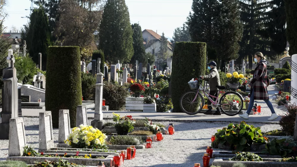 ﻿- 31.10.2020 - Pokopališče ljubljanske Žale - urejenje in krašenje grobov – priprave na 1. november Dan spomina na mrtve in praznik vseh svetih - dan mrtvih//FOTO. Luka Cjuha 