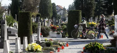 ﻿- 31.10.2020 - Pokopališče ljubljanske Žale - urejenje in krašenje grobov – priprave na 1. november Dan spomina na mrtve in praznik vseh svetih - dan mrtvih//FOTO. Luka Cjuha 