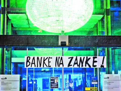 ﻿- ilustrativna fotografijakapitalizem, varčevalni ukrepi, zategovanje pasu, finančna kriza, NLB, banka, banke, transparent, pohlep, bančništvo- Ljubljana 2012 - protest proti politični in županski eliti v Sloveniji 2012 - GOTOVI SO! - shod na Kongresnem trgu - pohod po ljubljani//FOTO: Tomaž Zajelšnik 