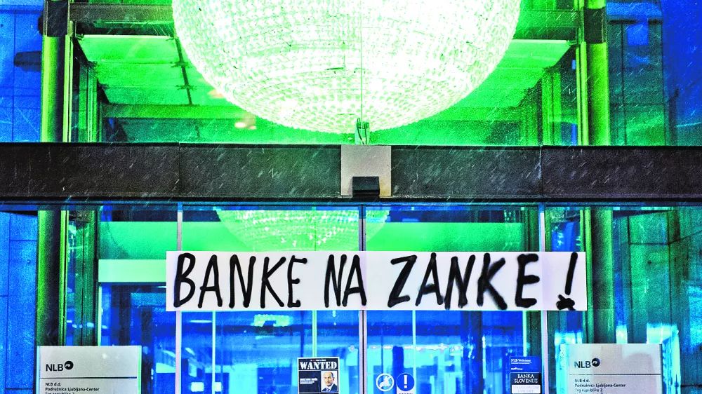 ﻿- ilustrativna fotografijakapitalizem, varčevalni ukrepi, zategovanje pasu, finančna kriza, NLB, banka, banke, transparent, pohlep, bančništvo- Ljubljana 2012 - protest proti politični in županski eliti v Sloveniji 2012 - GOTOVI SO! - shod na Kongresnem trgu - pohod po ljubljani//FOTO: Tomaž Zajelšnik 