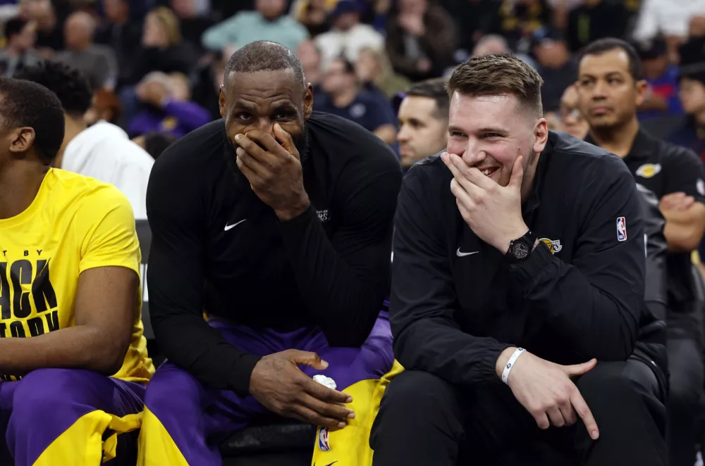 Los Angeles Lakers guard Luka Doncic, right, and forward LeBron James laugh on the bench during an NBA basketball game against the Los Angeles Clippers, Tuesday, Feb. 4, 2025, in Inglewood, Calif. (AP Photo/Kevork Djansezian) / Foto: Kevork Djansezian