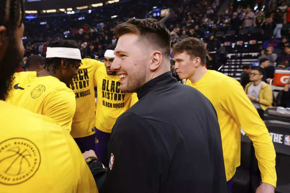 Los Angeles Lakers guard Luka Doncic greets teammates before an NBA basketball game against the Los Angeles Clippers, Tuesday, Feb. 4, 2025, in Inglewood, Calif. (AP Photo/Kevork Djansezian) / Foto: Kevork Djansezian