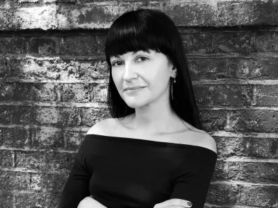 Kay Barron: avtorica je po eni strani modna urednica z dolgoletnimi izkušnjami pri revijah, kot so Vogue, The Independent, Financial Times, Grazia, Harperʼs Bazaar, po drugi strani pa kot modna direktorica podjetja Net-A-Porter izhaja iz prakse,