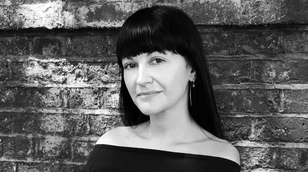 Kay Barron: avtorica je po eni strani modna urednica z dolgoletnimi izkušnjami pri revijah, kot so Vogue, The Independent, Financial Times, Grazia, Harperʼs Bazaar, po drugi strani pa kot modna direktorica podjetja Net-A-Porter izhaja iz prakse,