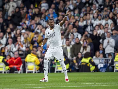 FILED - 19 January 2025, Spain, Madrid: Real Madrid's David Alaba greets the fans during the the Spanish La Liga soccer match between Real Madrid and UD Las Palmas at Santiago Bernabeu Stadium. Alaba is to be absent for another period of time due to a muscle injury. Photo: Alberto Gardin/ZUMA Press Wire/dpa