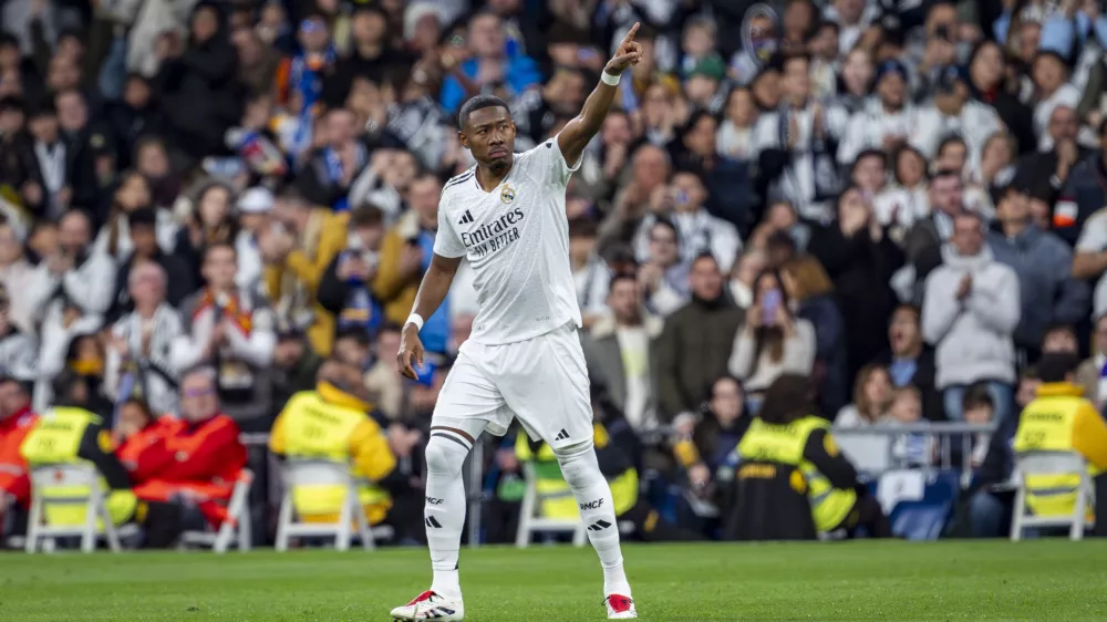 FILED - 19 January 2025, Spain, Madrid: Real Madrid's David Alaba greets the fans during the the Spanish La Liga soccer match between Real Madrid and UD Las Palmas at Santiago Bernabeu Stadium. Alaba is to be absent for another period of time due to a muscle injury. Photo: Alberto Gardin/ZUMA Press Wire/dpa