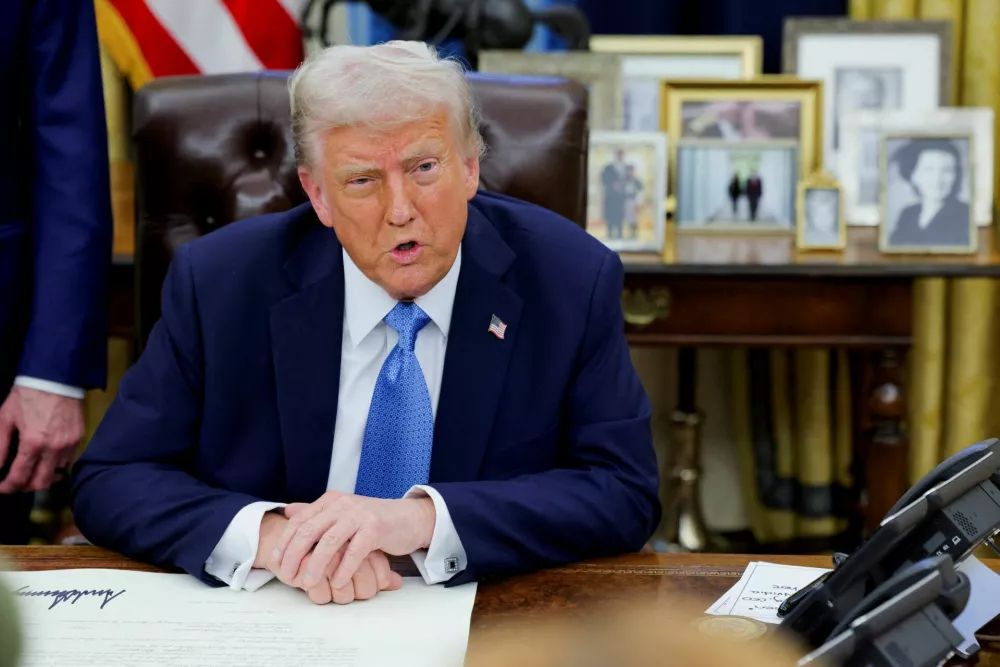 FILE PHOTO: U.S. President Donald Trump looks on as he signs an executive order in the Oval Office at the White House in Washington, U.S., January 31, 2025. REUTERS/Carlos Barria/File Photo / Foto: Carlos Barria