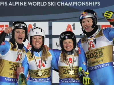 04 February 2025, Austria, Saalbach-Hinterglemm: (L-R) Italian alpine ski racers Filippo Della Vite, Lara Della Mea, Giorgia Collomb and Alex Vinatzer celebrate on the podium after winning the Mixed Parallel final at the FIS Alpine World Ski Championships in Saalbach. Photo: Jens Büttner/dpa
