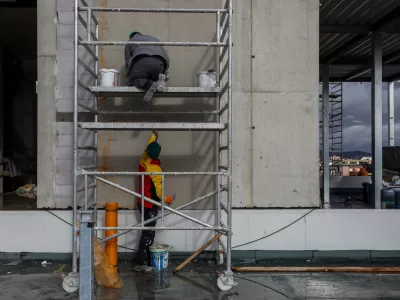 - Gradbeništvo, gradbeni delavci, - 29.01.2025. - Vodeni ogled gradnje poslovno stanovanjskega objekta Vilharia, ki ga gradi podjetje Corwin iz Slovaške.//FOTO: Bojan Velikonja