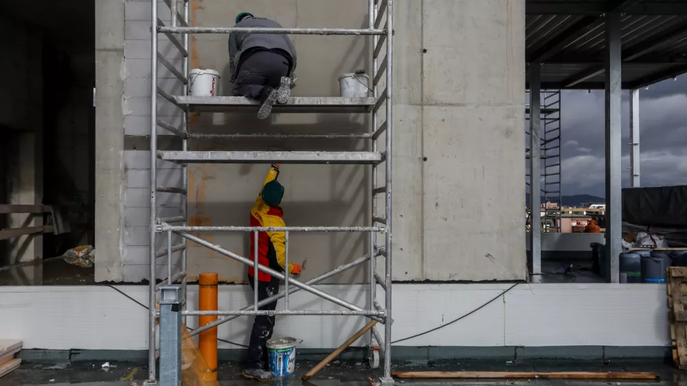 - Gradbeništvo, gradbeni delavci, - 29.01.2025. - Vodeni ogled gradnje poslovno stanovanjskega objekta Vilharia, ki ga gradi podjetje Corwin iz Slovaške.//FOTO: Bojan Velikonja