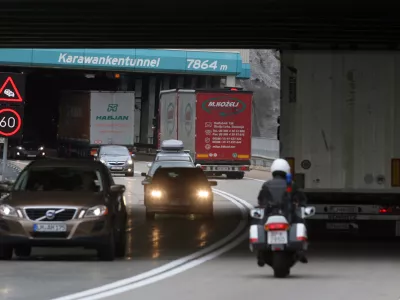 - konvoj sloveskih kamionov v spremstvu avstrijske policije pelje skozi tunel Karavanke.- predor Karavanke, pogajanja o zapori tunela Karavanke.  //FOTO: Luka Cjuha