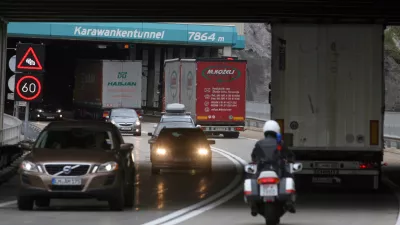 - konvoj sloveskih kamionov v spremstvu avstrijske policije pelje skozi tunel Karavanke.- predor Karavanke, pogajanja o zapori tunela Karavanke.  //FOTO: Luka Cjuha