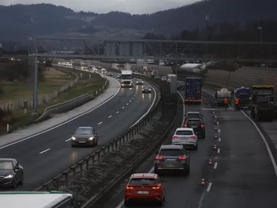 Na nekaterih odsekih avtocest lahko letos pričakujemo zapore in zastoje, zlasti na štajerski vpadnici v Ljubljano, kjer se bo letos začela ureditev tretjega pasu, nato pa še na primorskem kraku. Foto: Luka Cjuha 