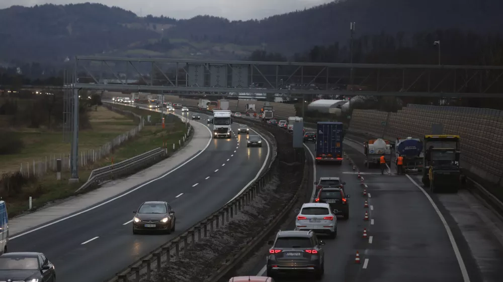 Na nekaterih odsekih avtocest lahko letos pričakujemo zapore in zastoje, zlasti na štajerski vpadnici v Ljubljano, kjer se bo letos začela ureditev tretjega pasu, nato pa še na primorskem kraku. Foto: Luka Cjuha 