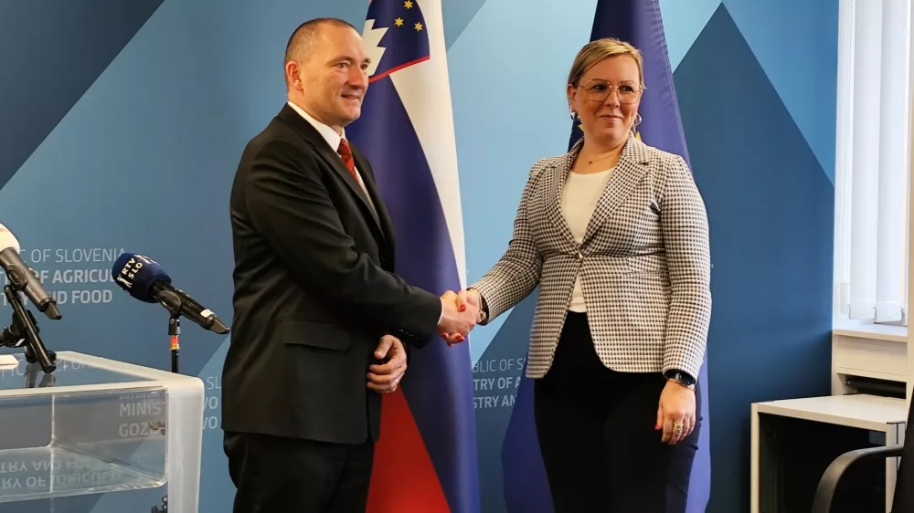 Ljubljana, ministrstvo za kmetijstvo, gozdarstvo in prehrano.Novinarska konferenca po sestanku predsednika Kmetijsko gozdarske zbornice Slovenije Jozeta Podgorska z ministrico za kmetijstvo, gozdarstvo in prehrano Matejo Calusic.Foto: STA