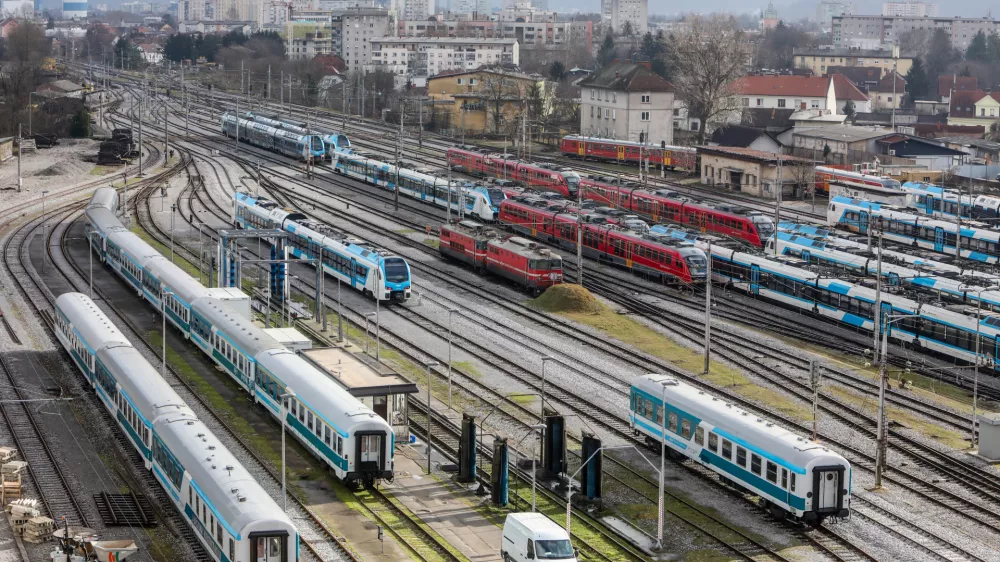 - 29.01.2025. - Železniška postaja Ljubljana, Potniški vlaki, Slovenske železnice, tiri.//FOTO: Bojan Velikonja