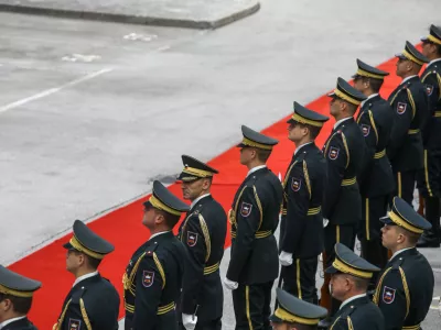 Na ministrstvu za obrambo – na fotografiji je častna straža ob prihodu takrat novoimenovanega ministra Boruta Sajovica – v usmeritvah odsvetujejo javno razkrivanje ranljivosti v kritični infrastrukturi. Foto Luka Cjuha