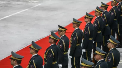 Na ministrstvu za obrambo – na fotografiji je častna straža ob prihodu takrat novoimenovanega ministra Boruta Sajovica – v usmeritvah odsvetujejo javno razkrivanje ranljivosti v kritični infrastrukturi. Foto Luka Cjuha