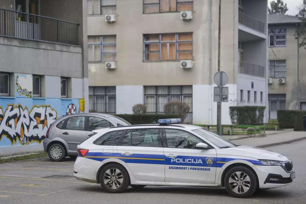 Policija pred Elektrotehniško in Strojno šolo Frana Bošnjakovića v Konaovski ulici. Foto: Pixsell