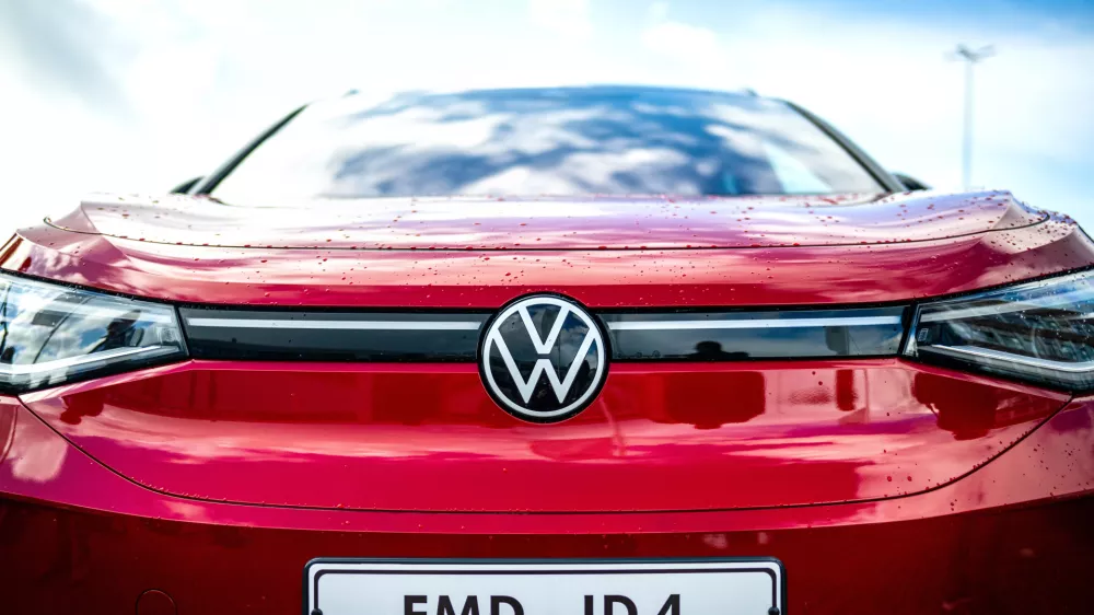 FILED - 11 September 2024, Lower Saxony, Emden: The ID.4 produced in Emden is pictured on the Volkswagen factory premises. The company has raised the prices of the 2025 model of the ID.4 electric car. Photo: Sina Schuldt/dpa