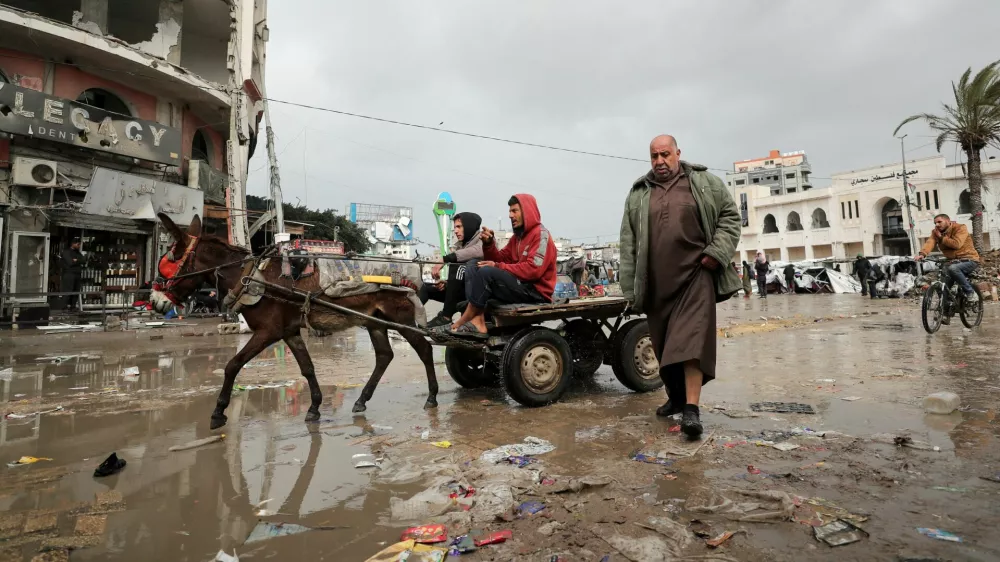 Palestinians make their way along a road on a rainy day, amid a ceasefire between Israel and Hamas, in Gaza City February 6, 2025. REUTERS/Dawoud Abu Alkas