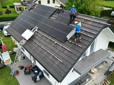 Po prepričanju koalicije so lastniki sončnih elektrarn najbolj ranljiva skupina med gospodinjskimi odjemalci. Zato jih je bilo treba s posebnim zakonom zaščititi pred dvigom omrežnine. Foto: Anja Hreščak 