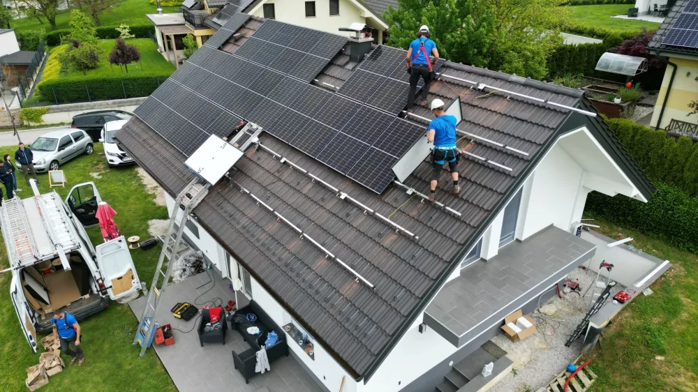 Po prepričanju koalicije so lastniki sončnih elektrarn najbolj ranljiva skupina med gospodinjskimi odjemalci. Zato jih je bilo treba s posebnim zakonom zaščititi pred dvigom omrežnine. Foto: Anja Hreščak 