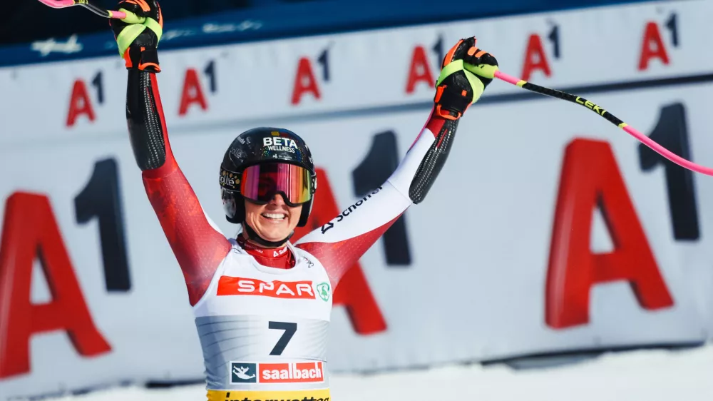 06 February 2025, Austria, Saalbach-Hinterglemm: Austria's Stephanie Venier celebrates her best time in the finish area of the Women's Super G race during the FIS Alpine World Ski Championships in Saalbach. Photo: Jens Büttner/dpa