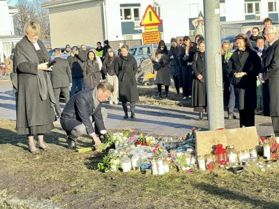 Žrtvam streljanja so se poklonili tudi švedski kralj Karl XVI in kraljica Silvija ter švedski premier Ulf Kristersson. Foto: Profimedia