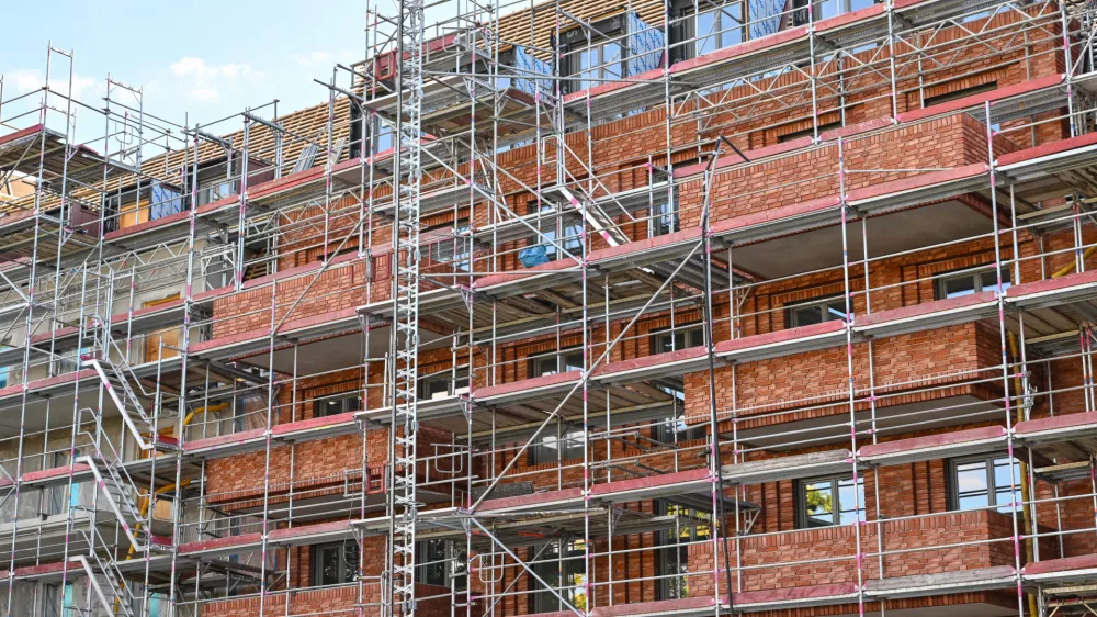 FILED - 09 June 2024, Brandenburg, Frankfurt (Oder): A general view of the construction site of an apartment building with new apartments. Germany's residential construction industry continues to face a lack of work and difficult conditions as a crisis in the sector stretches to nearly three years, according to a new survey from the ifo Institute published on Thursday. Photo: Patrick Pleul/dpa