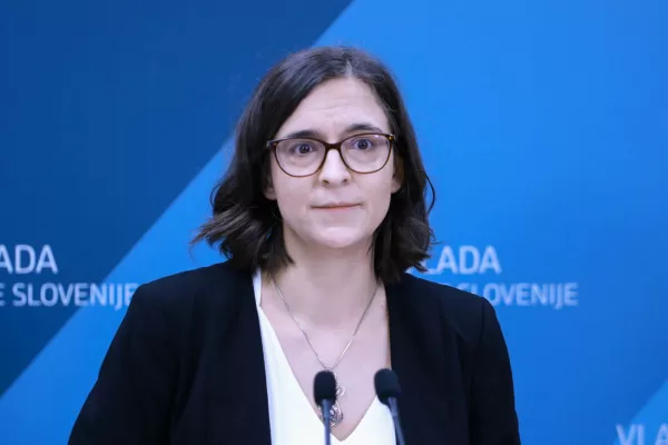 Tina Seršen, državna sekretarka na ministrstvu za okolje, podnebje in energijo

Vlada se zaveda neodvisnosti neodvisnega regulatorja, a tudi ta neodvisnost mora delovati v okvirih višjih državnih strateških podnebno-energetskih ciljev.