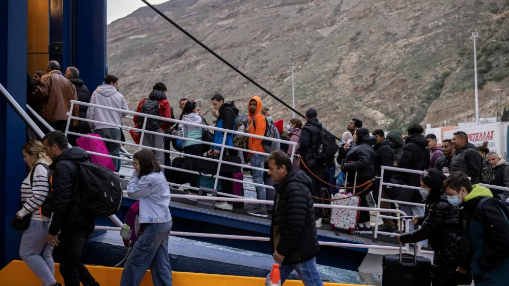 People board a ferry to Piraeus, during an increased seismic activity on the island of Santorini, Greece, February 4, 2025. REUTERS/Alkis Konstantinidis