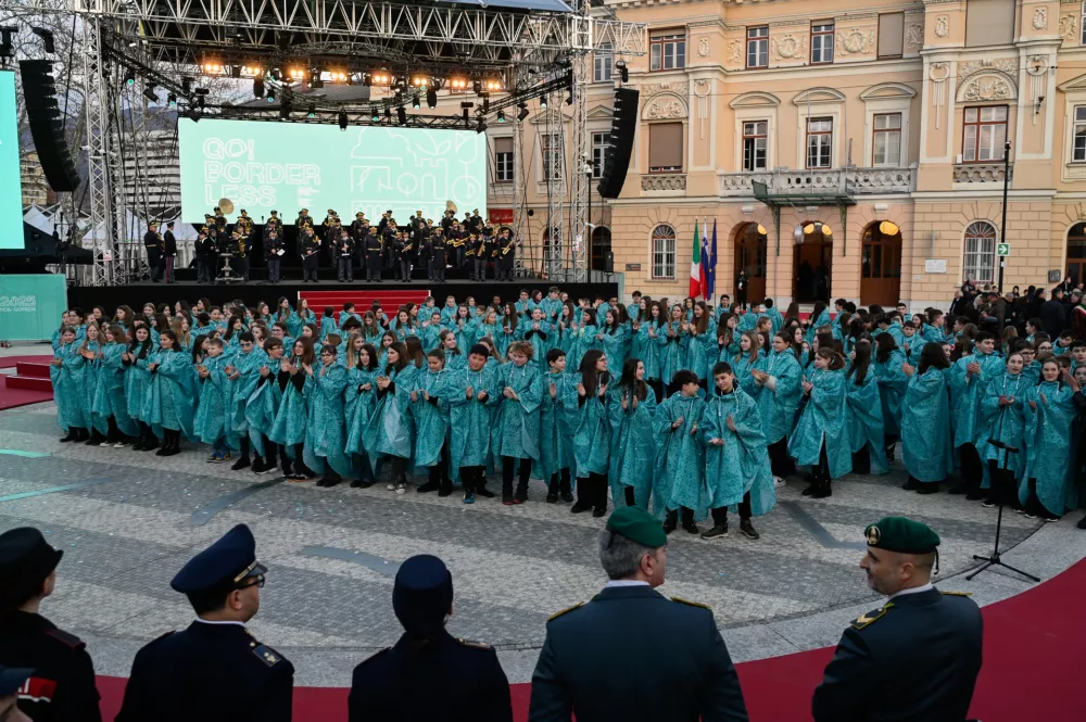 Rdeča nit slovesnosti je bila pesem Skupaj/Insieme, s katero je leta 1992 na Evroviziji zaslovel italijanski pevec Toto Cutugno. Na Trgu Evrope jo je pred predsednikoma obeh držav zapelo 200 otrok iz mladinskih zborov slovenskih in italijanskih šol ter solista Boris Benko in pevka Tish. Foto: Nik Erik Neubauer