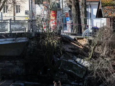 Ob Maistrovem mostu pri kamniški tržnici se je porušil del opornega zidu. Foto: Bojan Velikonja