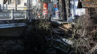 Ob Maistrovem mostu pri kamniški tržnici se je porušil del opornega zidu. Foto: Bojan Velikonja