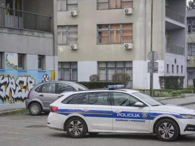 Policija pred Elektrotehniško in Strojno šolo Frana Bošnjakovića v Konaovski ulici. Foto: Pixsell