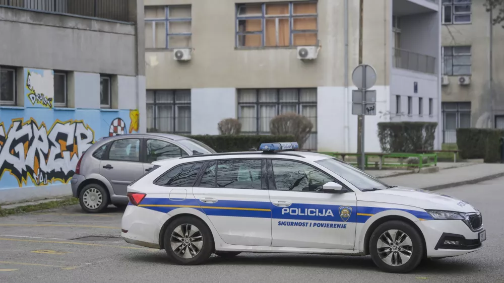 Policija pred Elektrotehniško in Strojno šolo Frana Bošnjakovića v Konaovski ulici. Foto: Pixsell