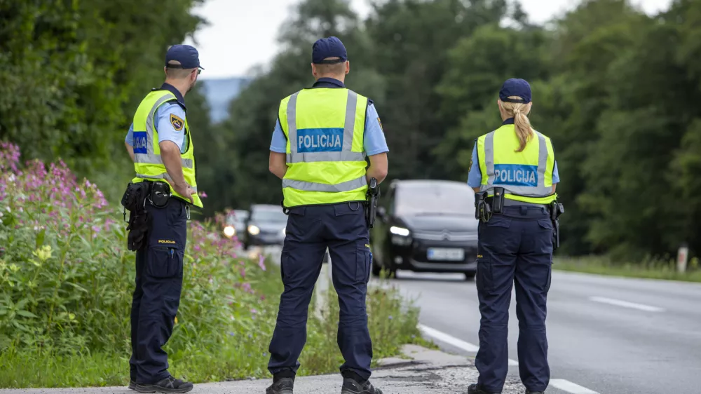 ﻿- radar - meritev hitrosti, - 13.08.2019 – Spodnji Log - Vseevropska akcija Hitrost v kateri so sodelovali tudi slovenski policisti - glavni cilj akcije zmanjšanje števila prometnih nesreč zaradi hitrosti - policijska kontrola – policijski nadzor hitrosti na cestah - Policija //FOTO: Matjaž Rušt