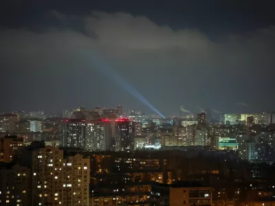 Ukrainian service personnel use a searchlight as they search for drones in the sky over the city during a Russian drone strike, amid Russia's attack on Ukraine, in Kyiv, Ukraine February 6, 2025. REUTERS/Gleb Garanich