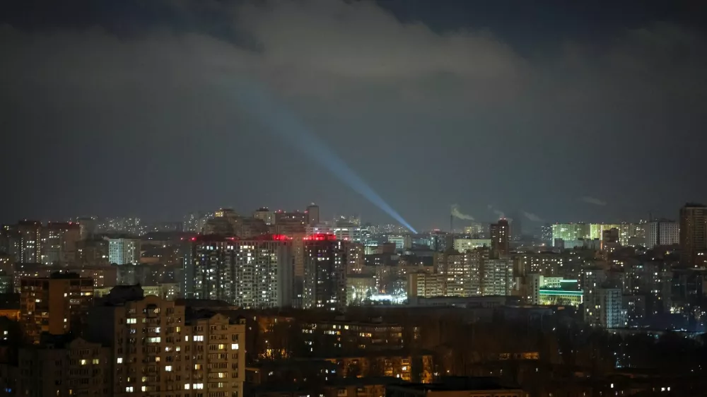 Ukrainian service personnel use a searchlight as they search for drones in the sky over the city during a Russian drone strike, amid Russia's attack on Ukraine, in Kyiv, Ukraine February 6, 2025. REUTERS/Gleb Garanich