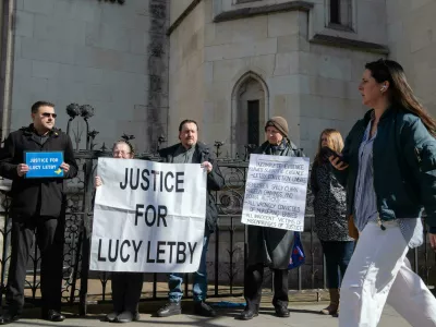 Aprila lani so podporniki Lucy Letby protestirali pred sodiščem v Londonu, ki je obravnavalo njeno pritožbo. Foto Reuters