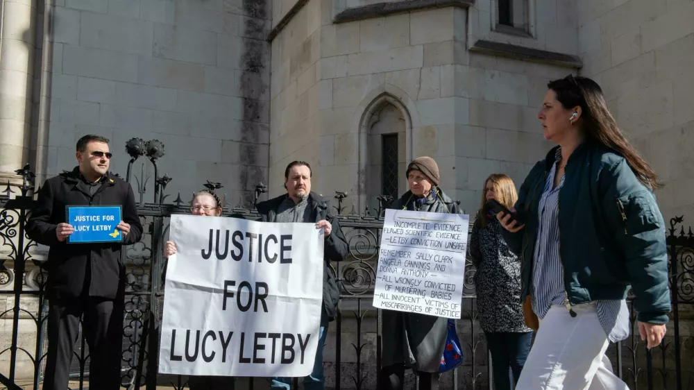 Aprila lani so podporniki Lucy Letby protestirali pred sodiščem v Londonu, ki je obravnavalo njeno pritožbo. Foto Reuters