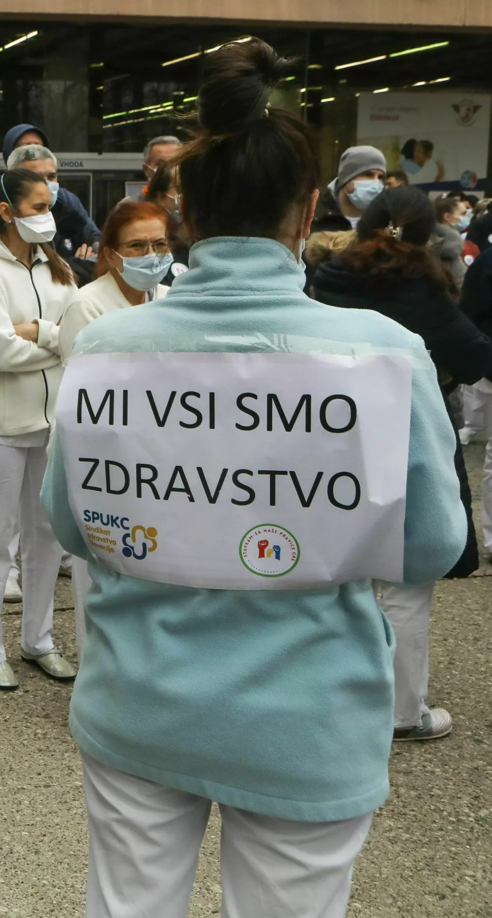 UKC Ljubljana- 16.02.2022 - stavka sindikatov zdravstva in socialnega varstva - reprezentativni sindikati zdravstva in socialnega varstva z vladno stranjo niso zbli?ali stali?? glede stavkovnih zahtev, med drugim po zvi?anju pla?, - protest ? protestni shod ? zdravstvo ? zdravstveni delavci - //FOTO: Luka Cjuha.