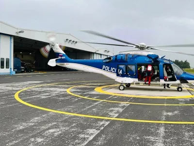 Policijski helikopter z ekipo gorskih reševalcev.