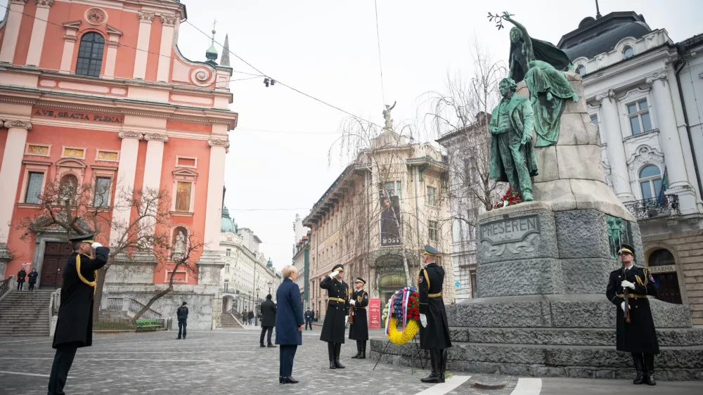 Ljubljana, Presernov trg.Predsednica republike Natasa Pirc Musar je polozila venec pred Presernovim spomenikom.