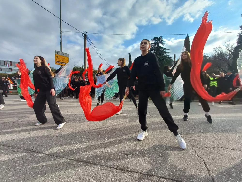 Trg Travnik v Gorici je dopoldne gostil prvo od treh osrednjih prireditev letošnje Evropske prestolnice kulture. Foto: Nataša Bucik Ozebek