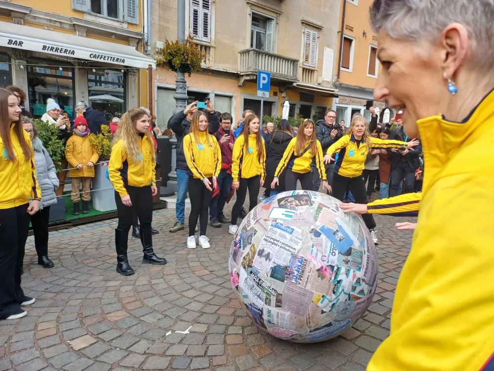 Pistolettova kroglo, goriška različica potujoče krogle, velja za eno izmed najbolj poznanih instalacij umetnika Michelangela Pistoletta. Foto: Nataša Bucik Ozebek