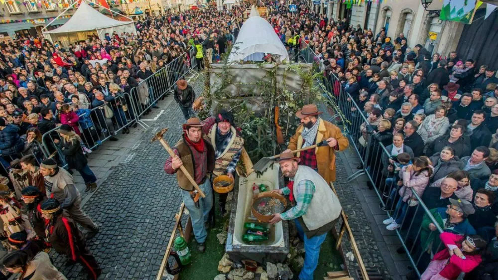 V glasbenem delu letošnjega programa bodo nastopili Halid Bešlić, Maja Šuput, Gibonni, Neda Ukraden, Slavonian Lole, Kas Tambura Band, Psihomodo Pop in skupina Vigor.