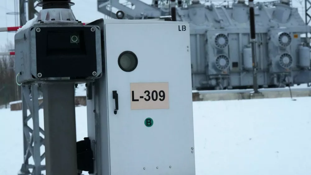 A green light is seen after the decoupling from the joint power grid with Russia, on the Latvian independent power transmission system operator's power switch in Rezekne, Latvia February 8, 2025. REUTERS/Ints Kalnins