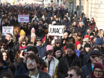 Po neuradnih podatkih se je protesta udeležilo več kot tisoč protestnikov. Foto: Bojan Velikonja